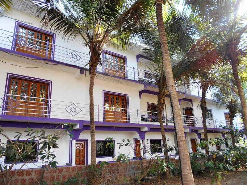 Oyo 13311 The White Feather Hotel 曼德姆 外观 照片