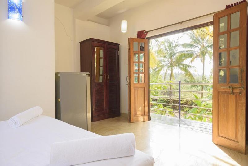 Oyo 13311 The White Feather Hotel 曼德姆 外观 照片